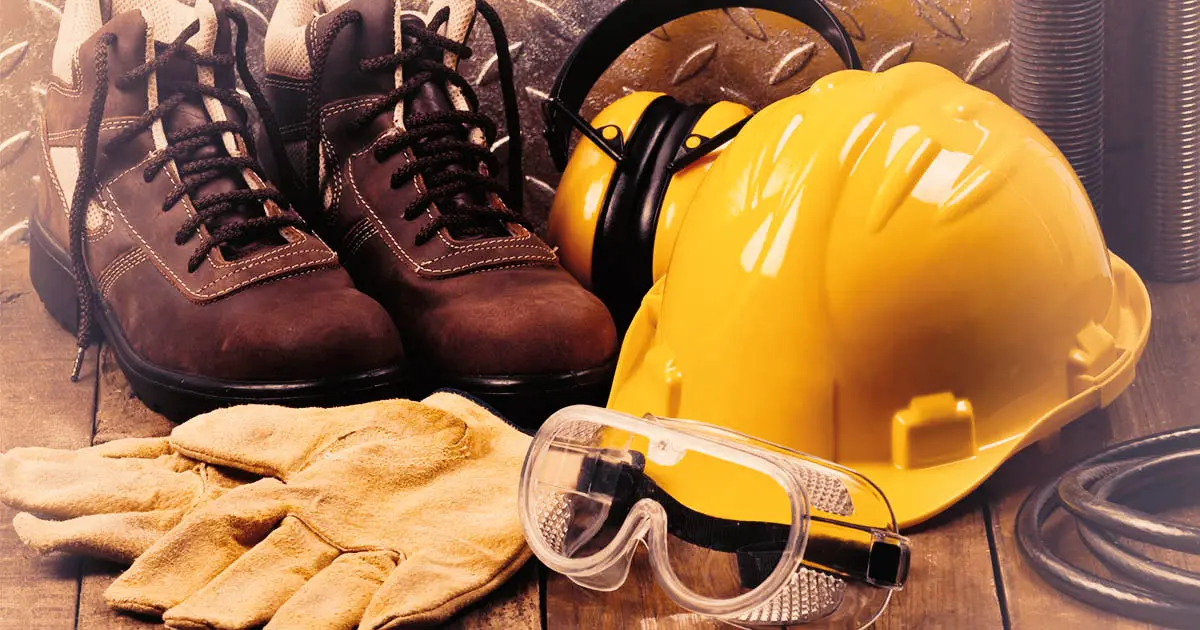 Conjunto de EPIs - capacete, óculos, luvas e botas